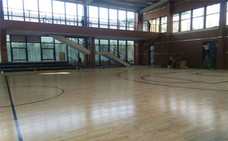五角楓羽毛球館木地板廠家哪家好？