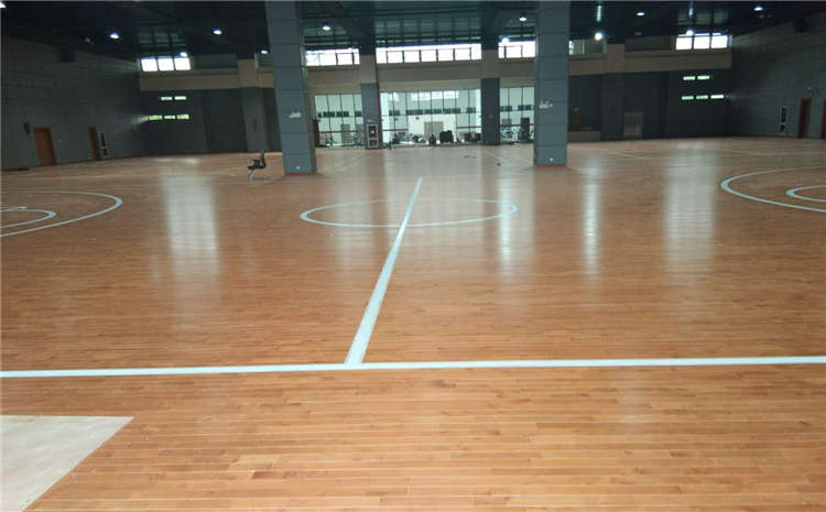 選購籃球場(chǎng)實(shí)木運(yùn)動(dòng)地板該如何判斷面板質(zhì)量？