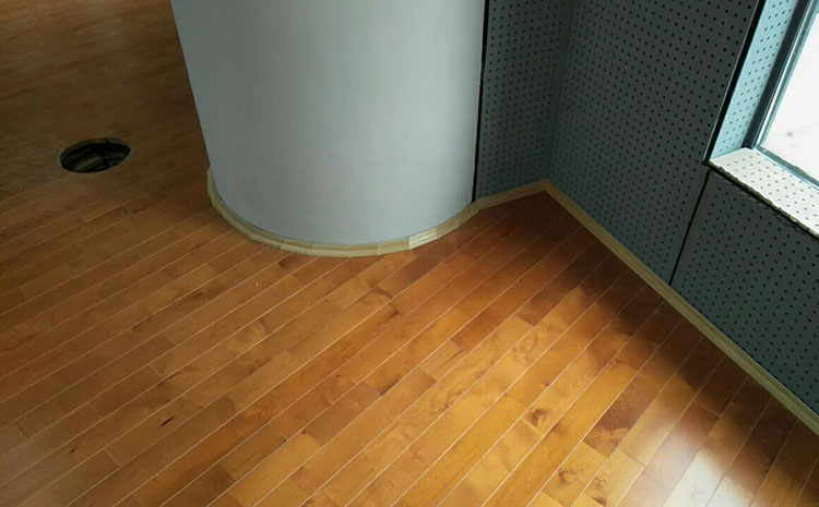 楓樺木體育館實(shí)木地板多少錢一平米？